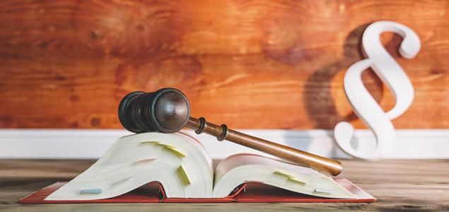 Foto: iStock Lovbok, dobberklubbe og paragraftegn