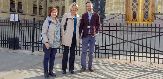 Assisterende direktør Marianne Ono Njøten og Cecilie Holgersen fra NKK, og Arnt Olav Haabeth fra MDG