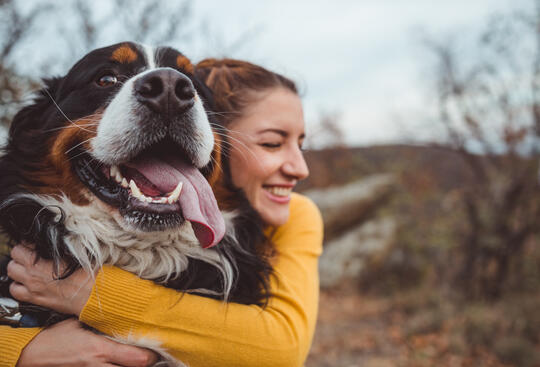 Smilende jente og hund